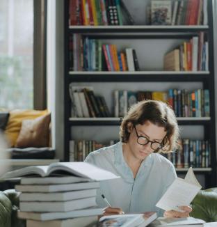 Jeune homme étudiant