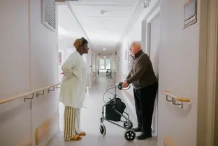 Interaction entre un résident et un soignant