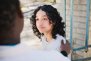 Une soignante discute avec une patiente