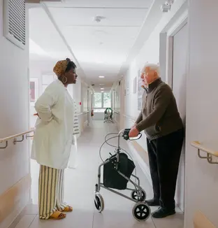 Interaction entre un résident et un soignant