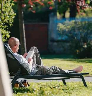 Man relaxing in a parc