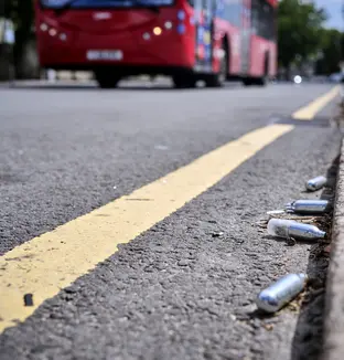bouteilles de protoxyde dans la rue
