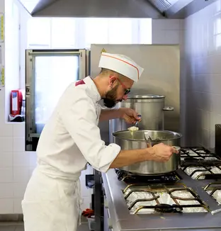 Cuisinier en train de goûter un plat