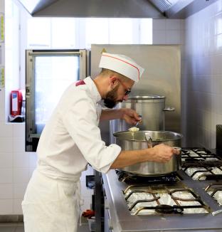 Cuisinier en train de goûter un plat