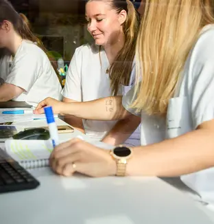 Jeunes filles souriantes