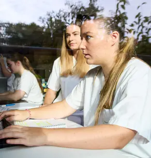 2 infirmières derrière une vitre