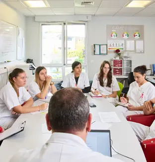 Réunion entre soignants d'une équipe