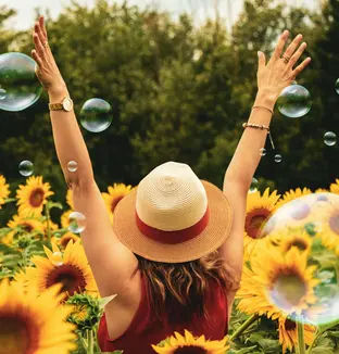 Jeune femme dans un champs de tournesols