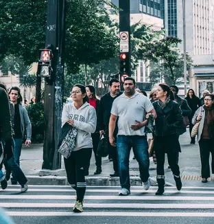 Personnes se promenant dans la rue