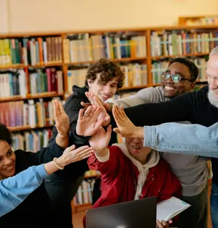 Elèves et professeur dans une bibliothèque