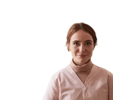 Jeune soignante souriante en blouse rose